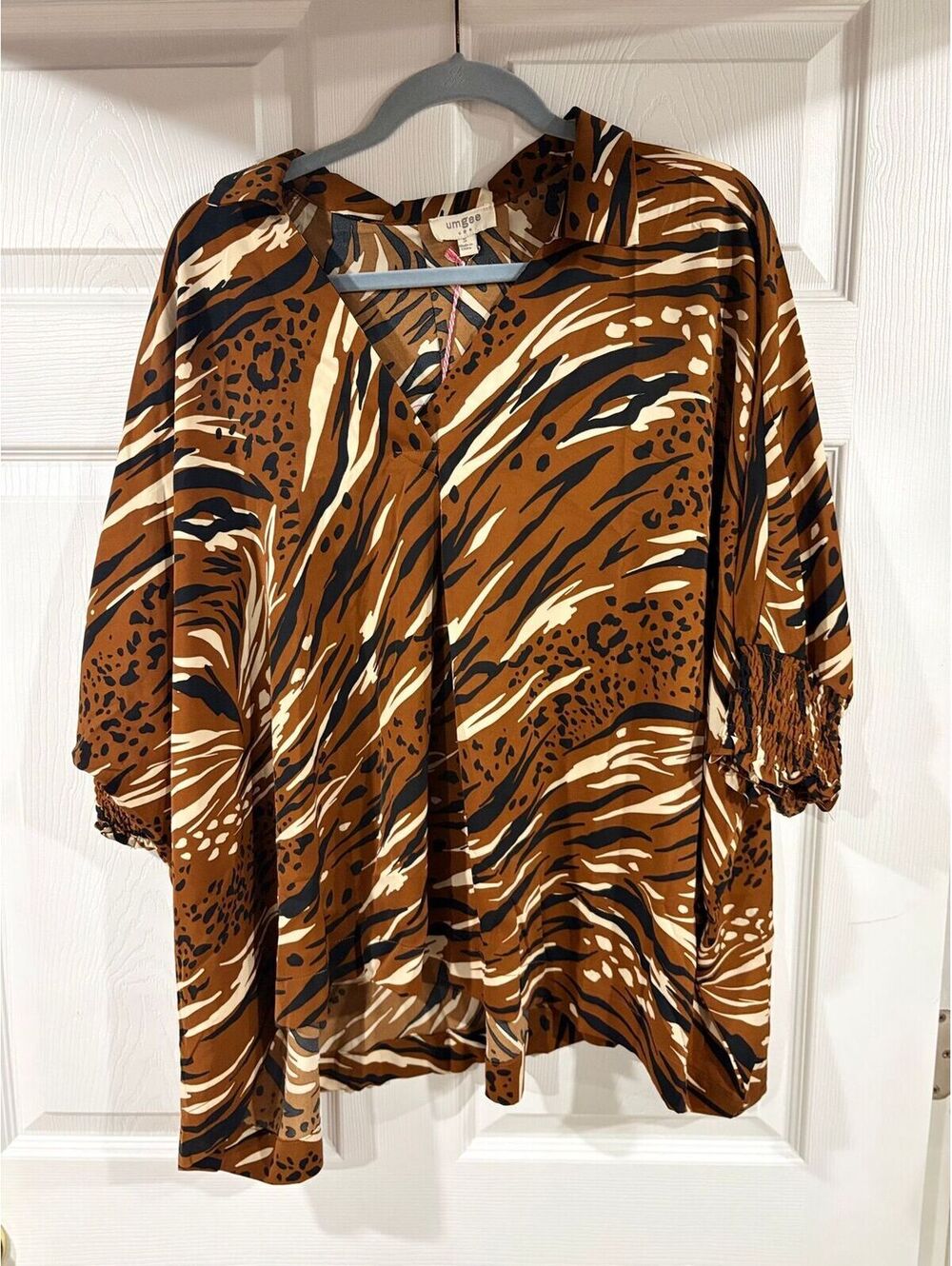 #221 NWT Umgee animal print blouse
